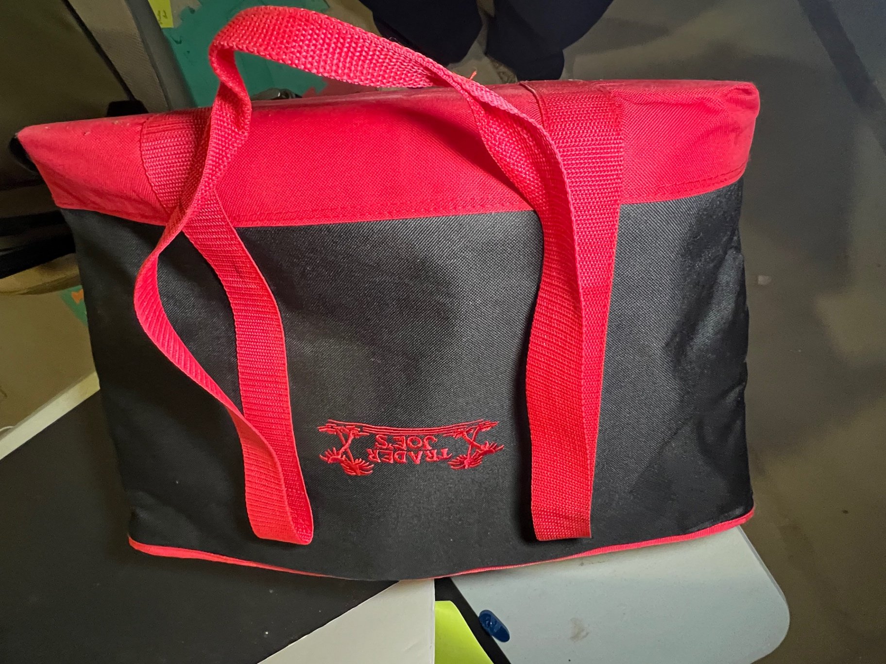 Gloria Vanderbilt rolling suitcase with black and red tote bag - image 5 of 6