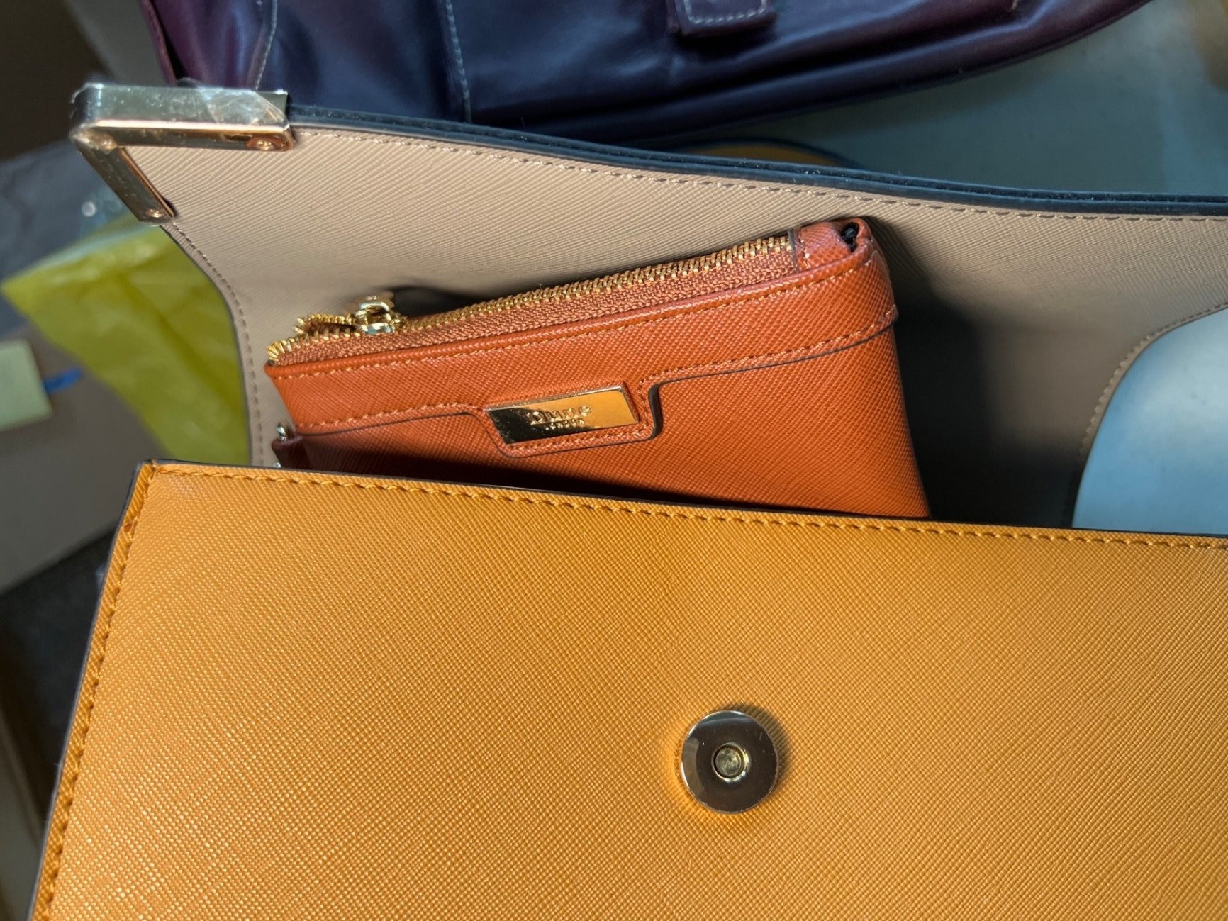 Assorted handbags and purses - image 6 of 18