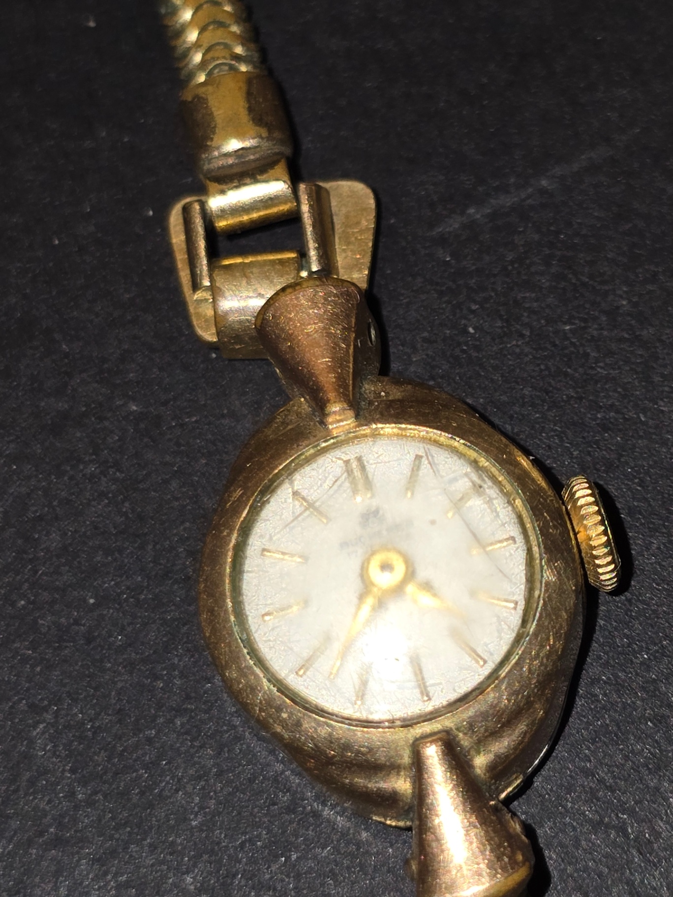 Assorted gold and gold-tone vintage watches and bracelets - image 9 of 15