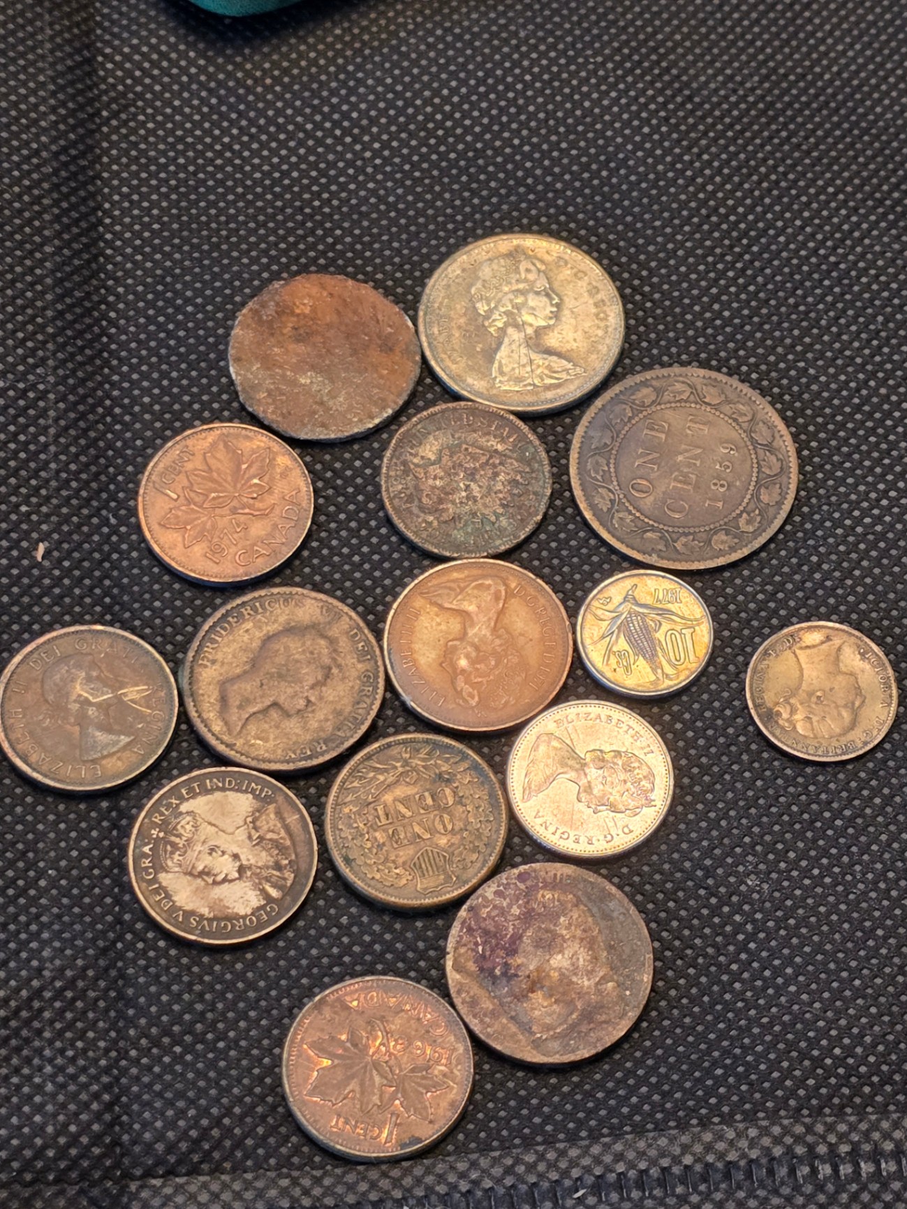 Wheat pennies, a mix of vintage coins, and jewelry - image 6 of 8