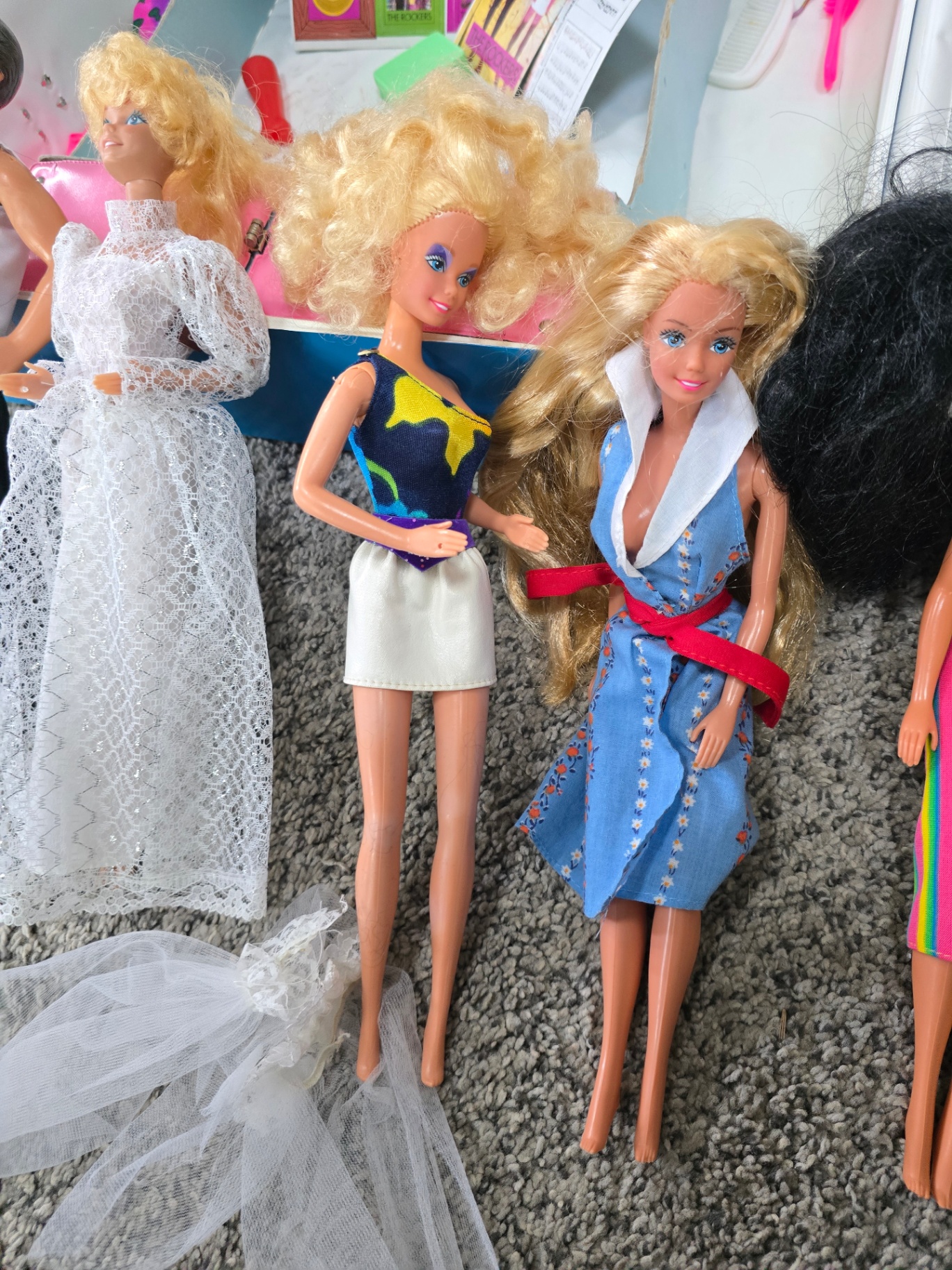Barbie dolls with varied outfits and a vintage double-doll storage box - image 3 of 17