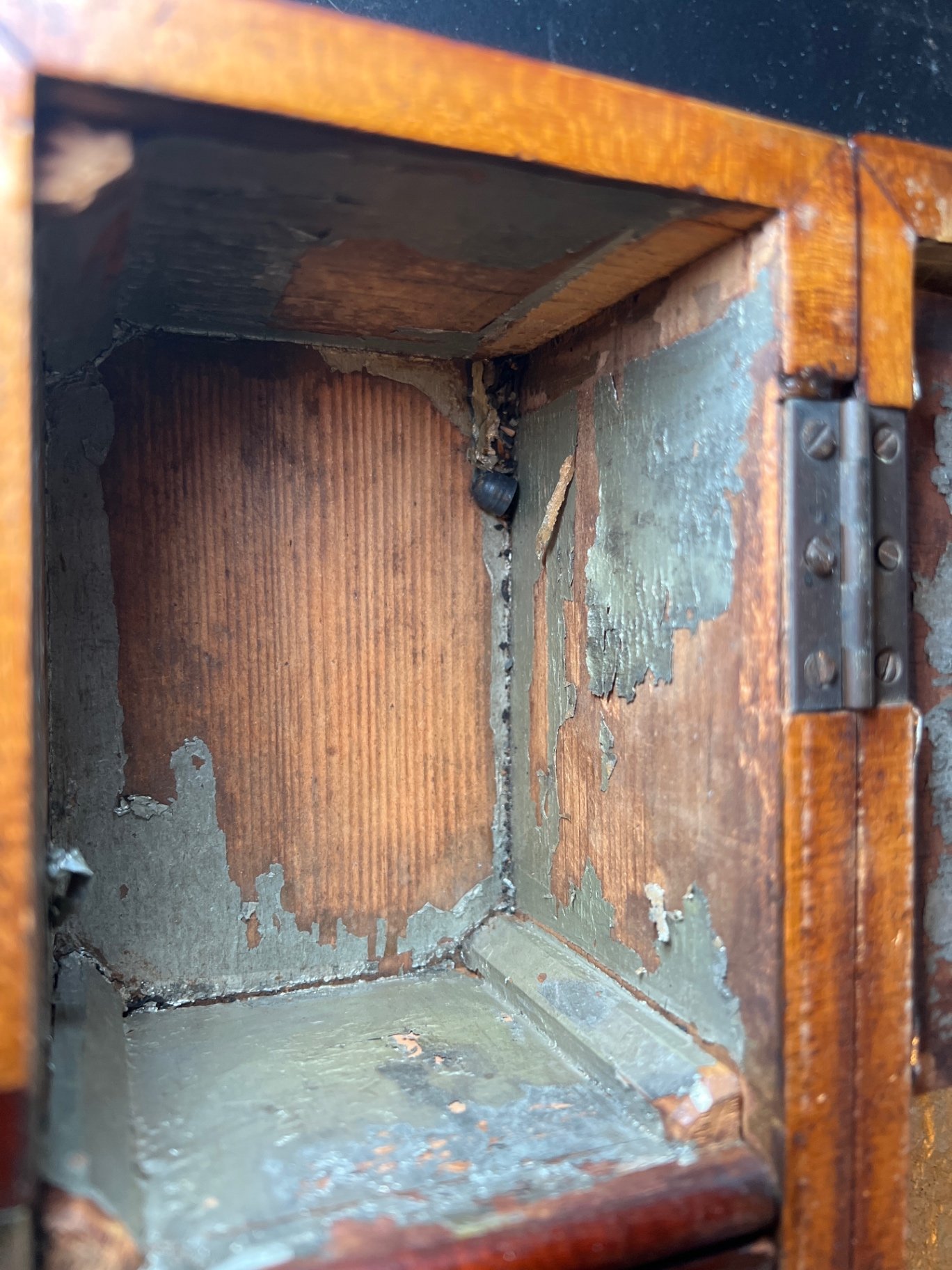 Vintage wooden box with lid and keyhole - image 12 of 12