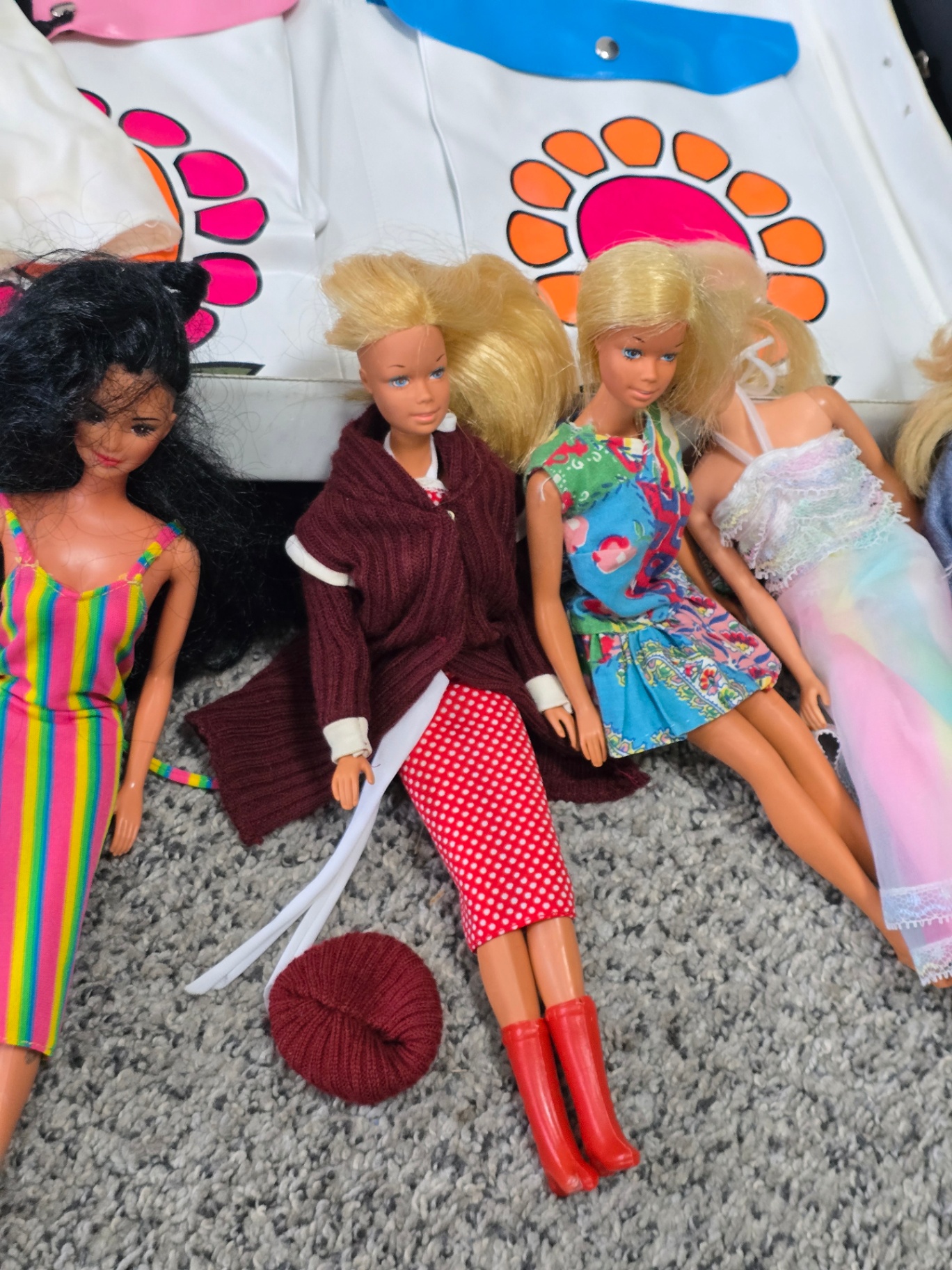Barbie dolls with varied outfits and a vintage double-doll storage box - image 12 of 17