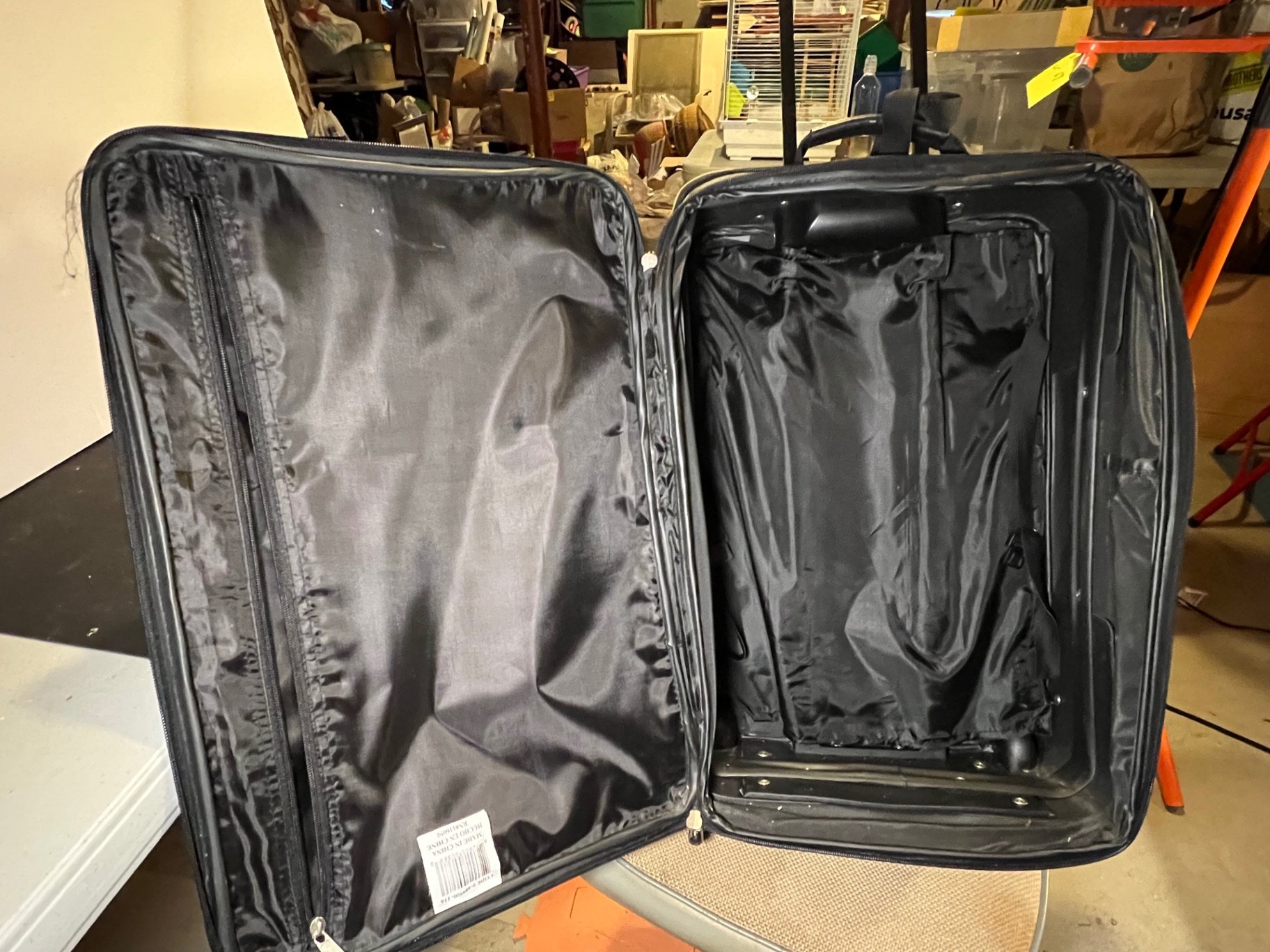 Gloria Vanderbilt rolling suitcase with black and red tote bag - image 4 of 6