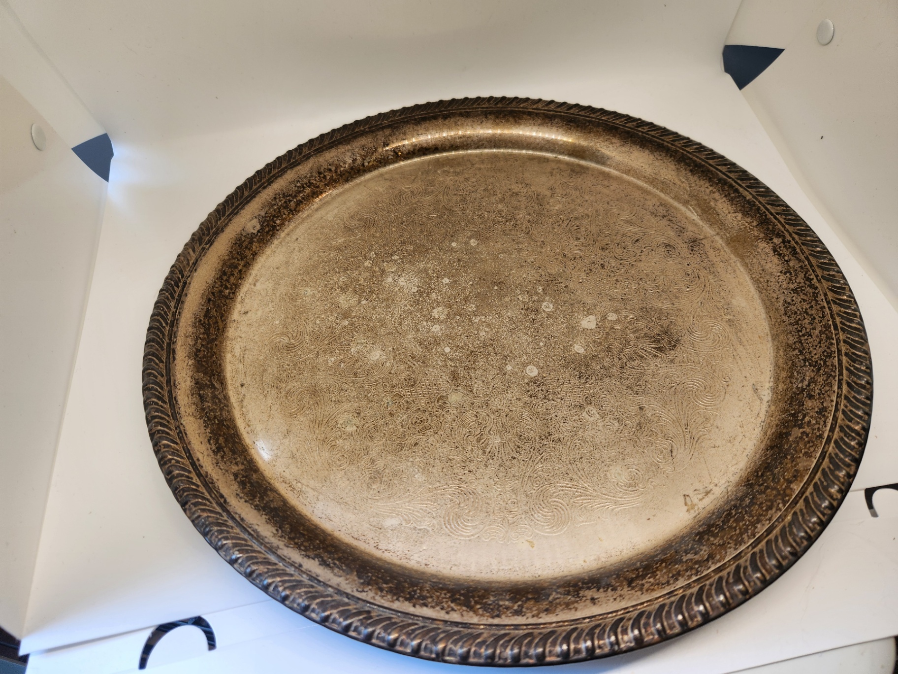 12” Clear Pyrex Glass Serving / Baking Dish + Vintage Wm. Rogers Silverplate Tray (Etched Floral Rope Edge) - image 4 of 5