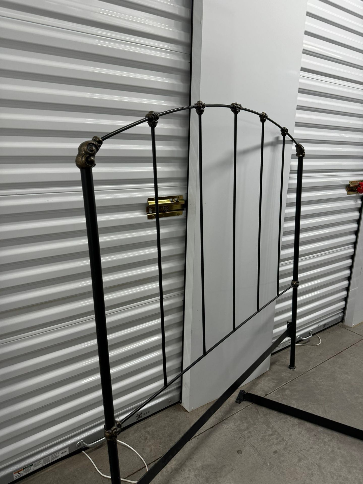 Traditional cast-detail iron bed – Victorian Revival / Classic Traditional style - image 3 of 3