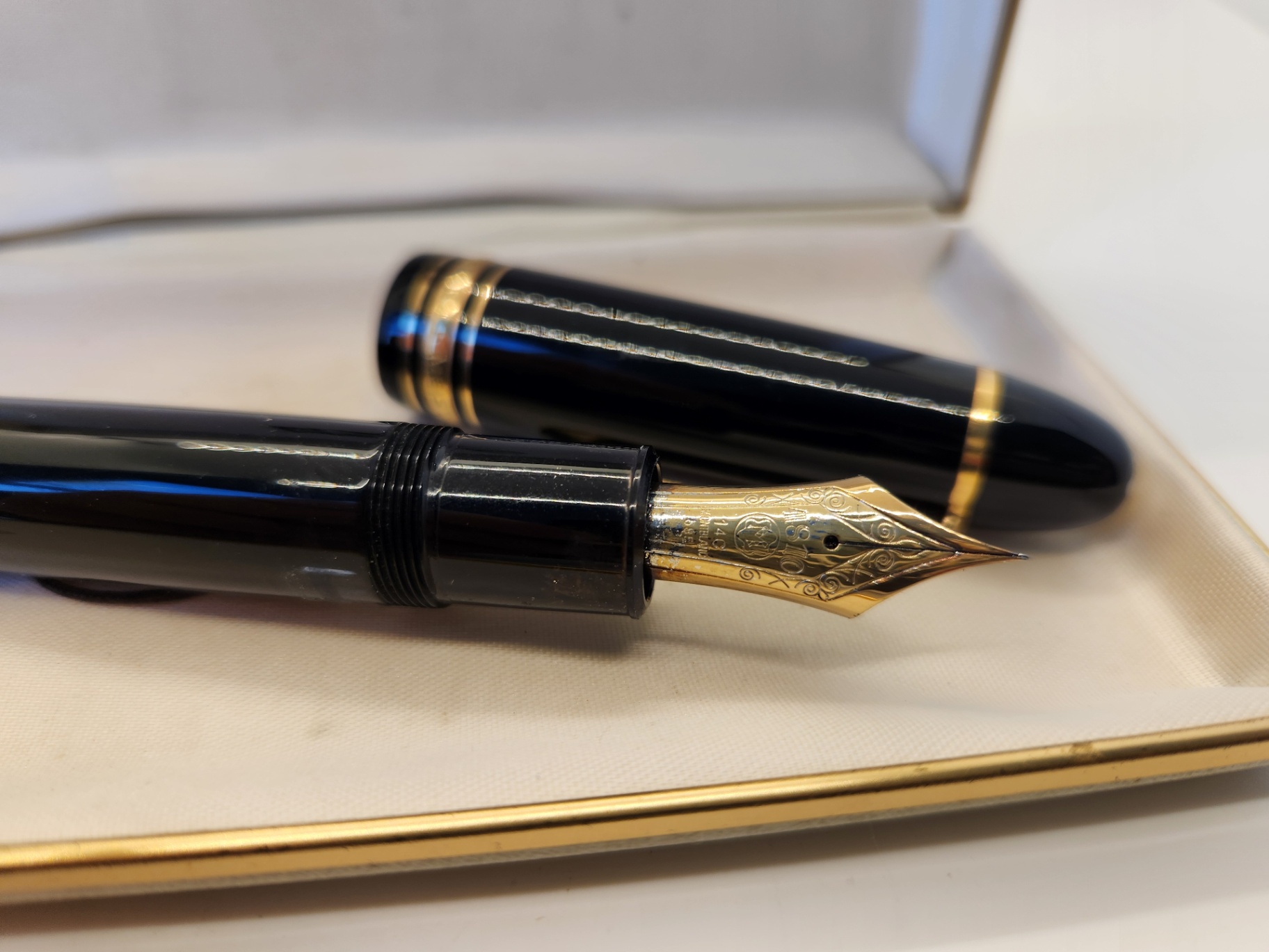 RARE Vintage Montblanc Meisterstück 149 Fountain Pen 14K Gold Nib (1987–1992) w/ Original Box (Pair with lot 115 Montblanc Ink) - image 2 of 14