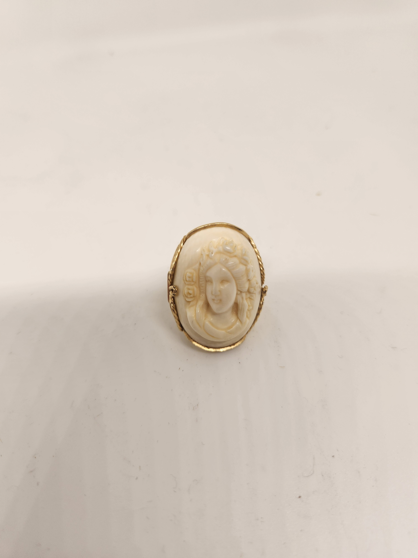 Vintage Cameo Portrait Female Lady Ring in Gold-Tone Setting (Statement Ring) - image 5 of 6