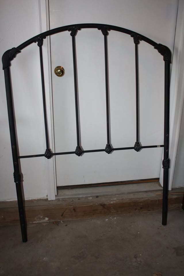 Traditional cast-detail iron bed – Victorian Revival / Classic Traditional style - image 2 of 3