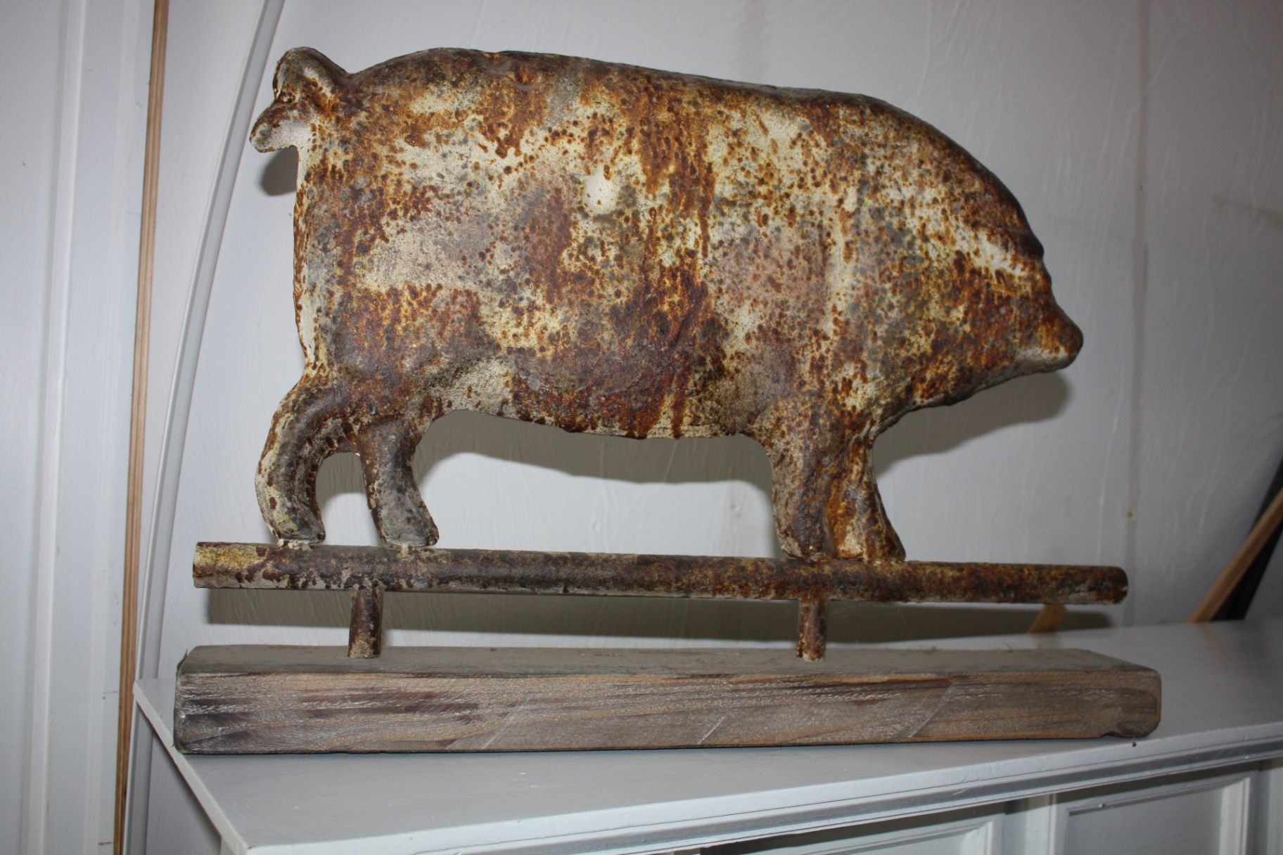 Large Jedd Gold Berkshire Pig Weathervane Sculpture on Rustic Wood Base - image 2 of 4