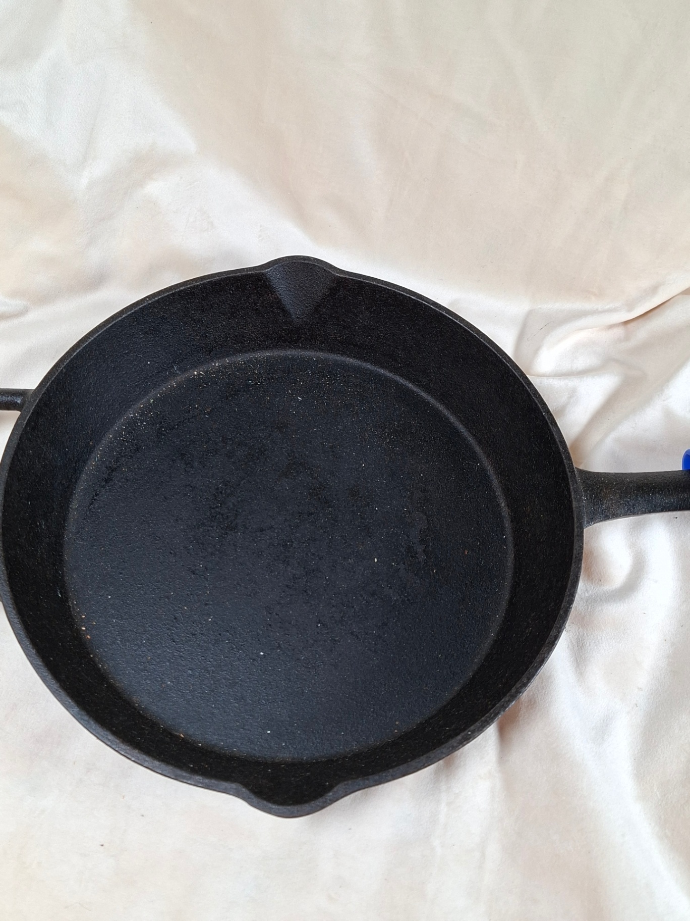 Cast iron skillet with blue silicone handle - image 3 of 5