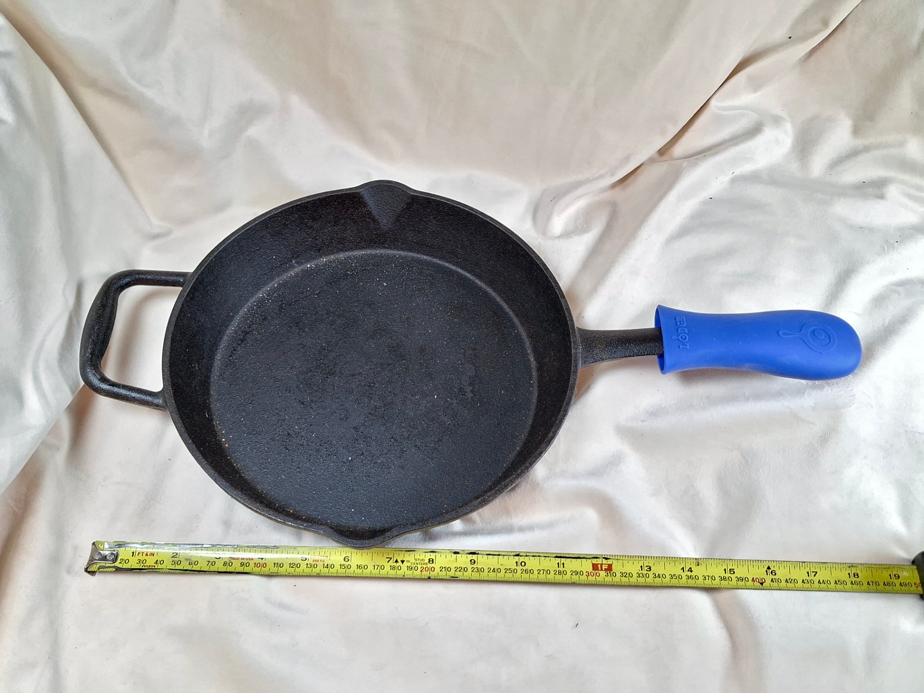 Cast iron skillet with blue silicone handle - image 1 of 5