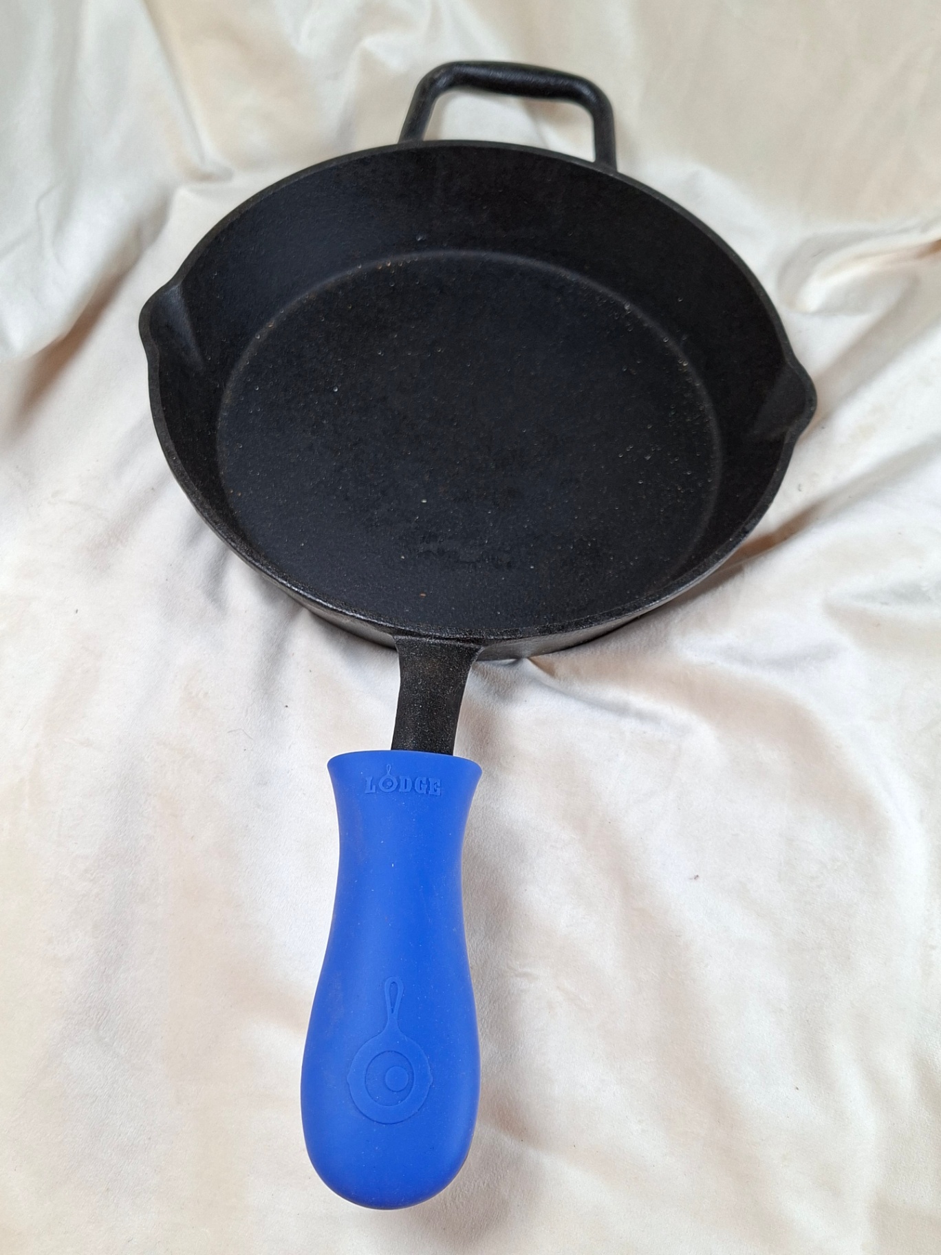 Cast iron skillet with blue silicone handle - image 4 of 5