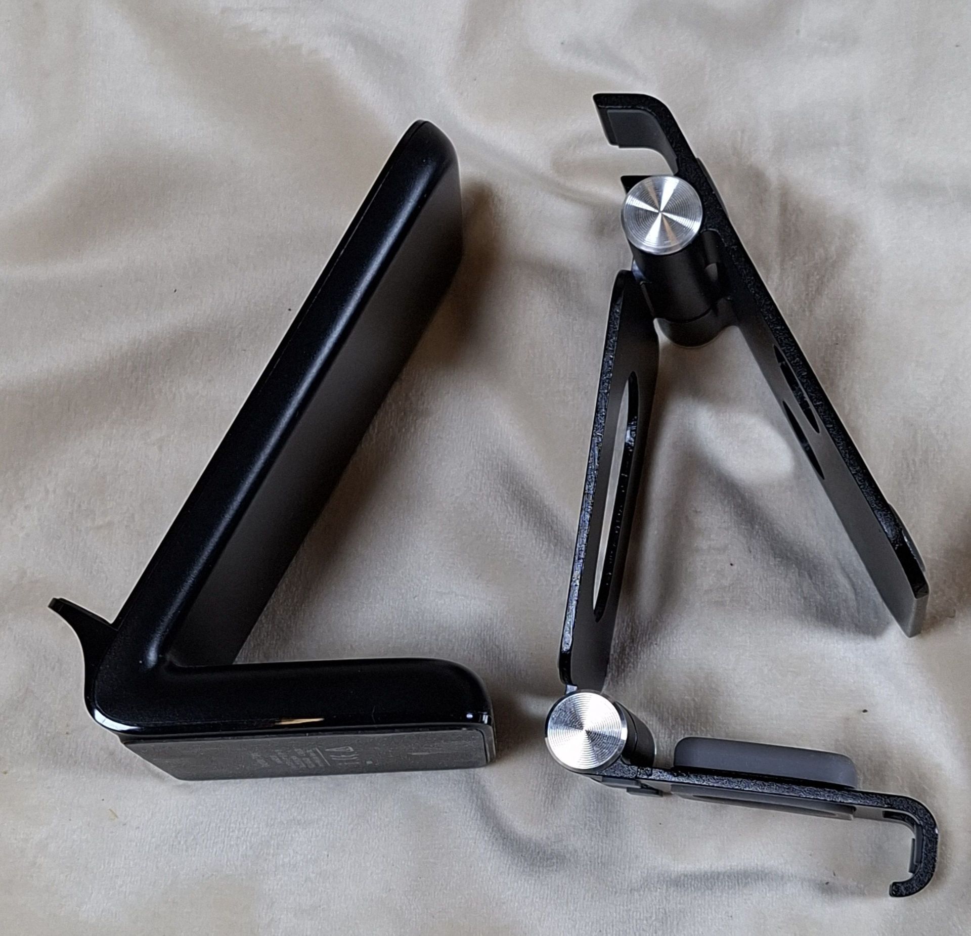 Anker Charging Dock and Adjustable Metal Phone Stand - image 2 of 5
