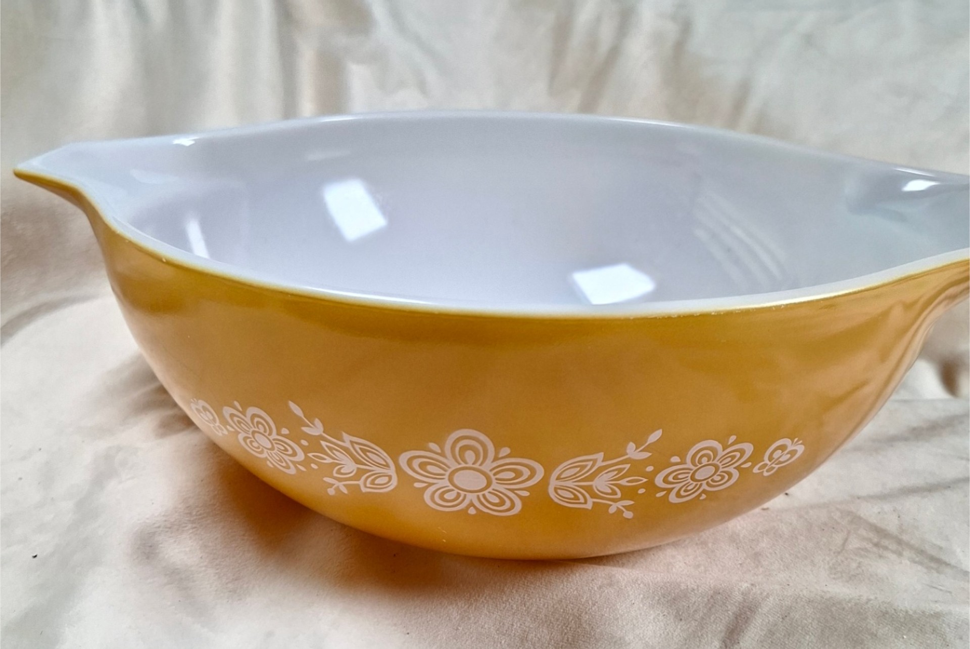 Yellow Pyrex mixing bowl with floral border, 13.5", USA Made - image 3 of 7