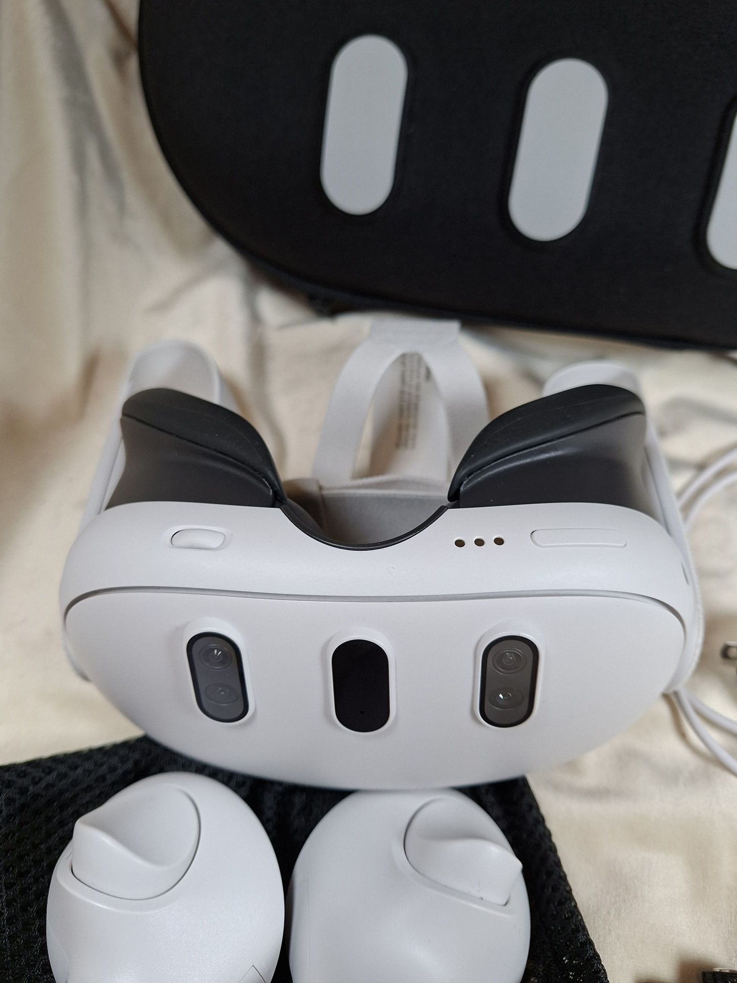 Virtual Reality Headset with Controllers and Accessories - image 3 of 4