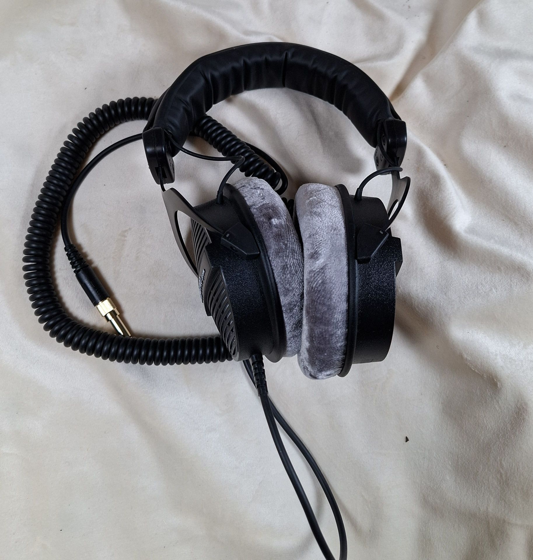 Beyerdynamic DT 990 Pro 250 Ohm Headphones - image 3 of 6