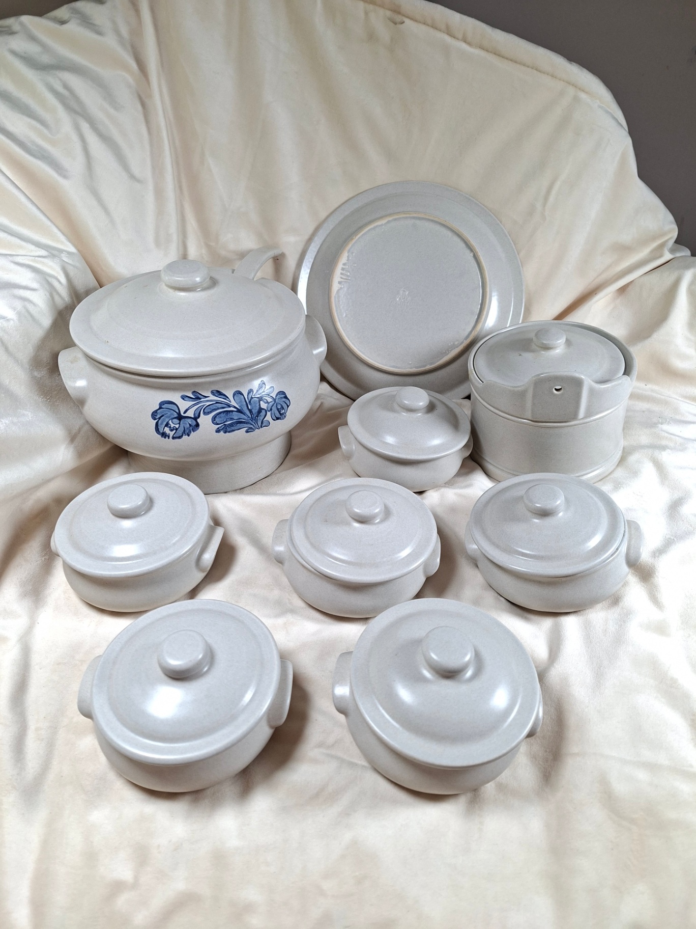 Collection of  Vintage Pfaltz Graff Yorktowne blue floral stoneware set with lids - image 4 of 9