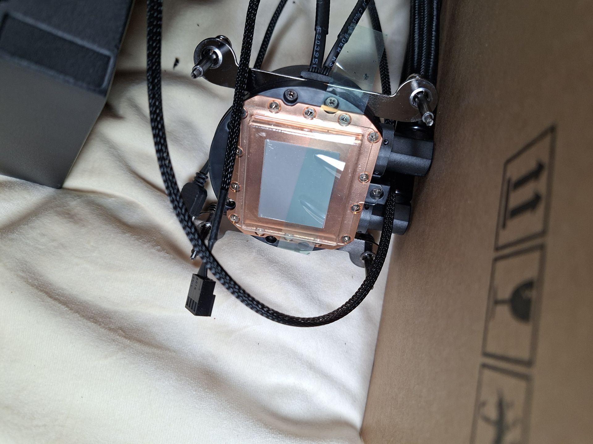 Lenovo Legion Liquid CPU Cooler with 360mm Radiator and Triple Fans - image 6 of 7