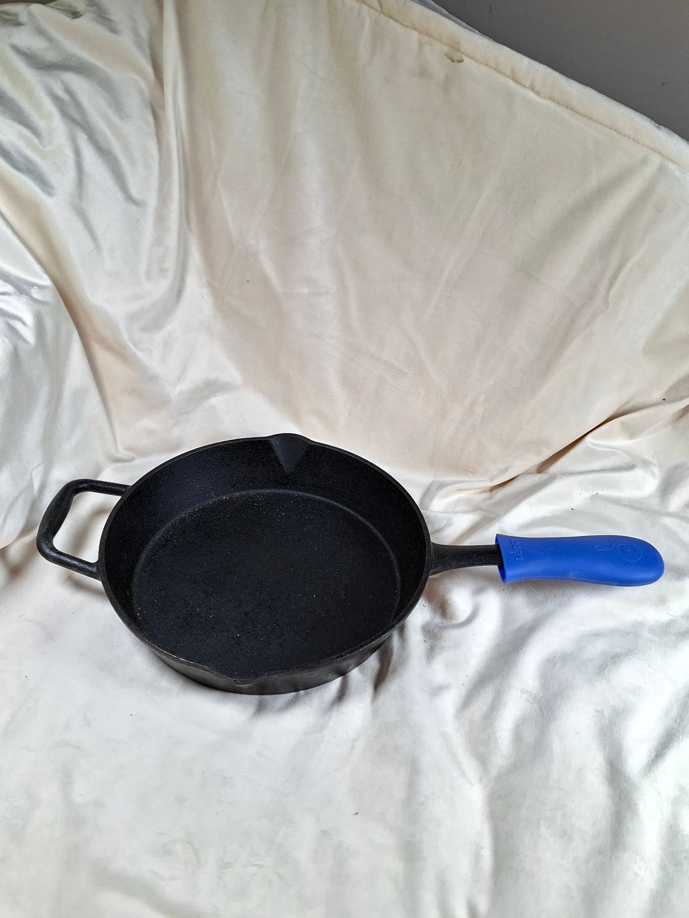 Cast iron skillet with blue silicone handle - image 2 of 5