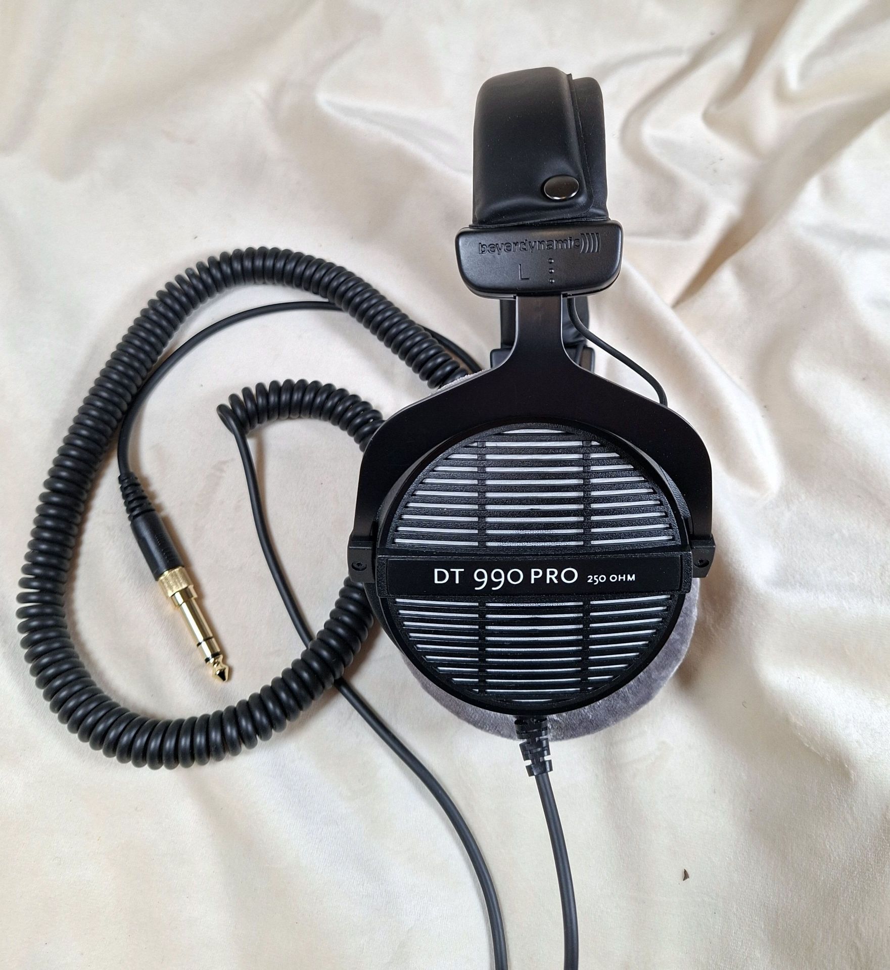 Beyerdynamic DT 990 Pro 250 Ohm Headphones - image 4 of 6