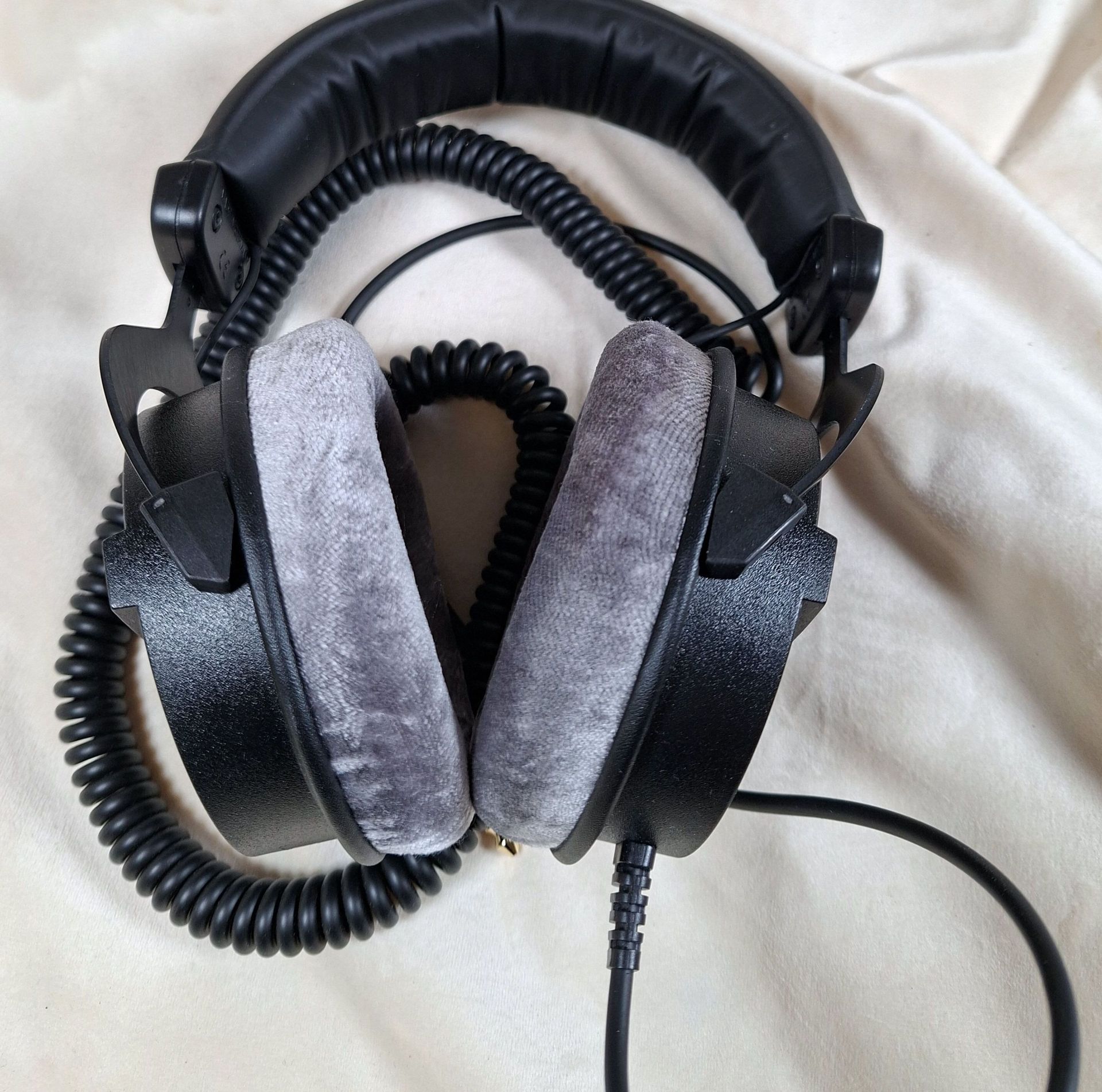 Beyerdynamic DT 990 Pro 250 Ohm Headphones - image 1 of 6