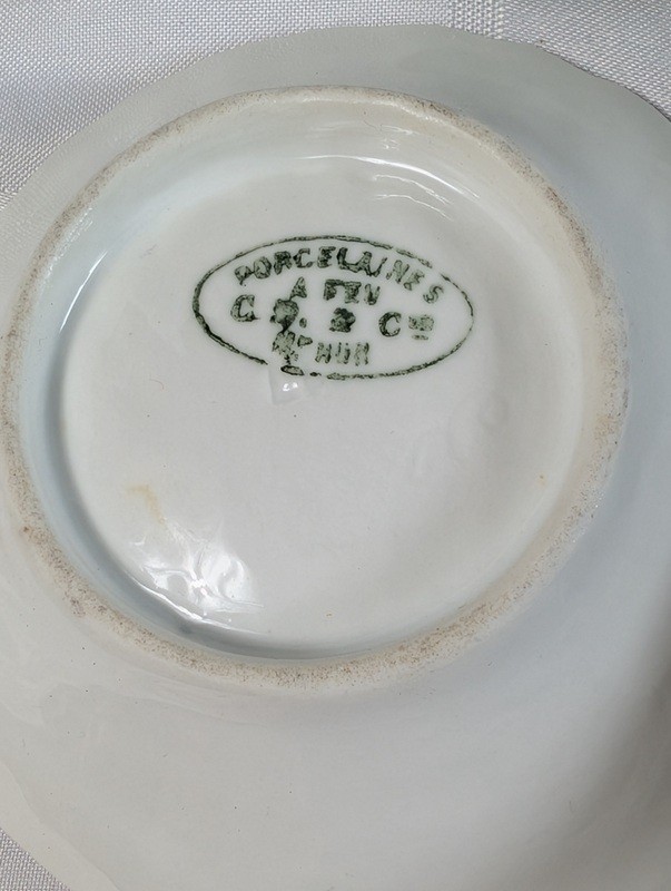 Shell-shaped porcelain dishes with pink rims - image 10 of 12