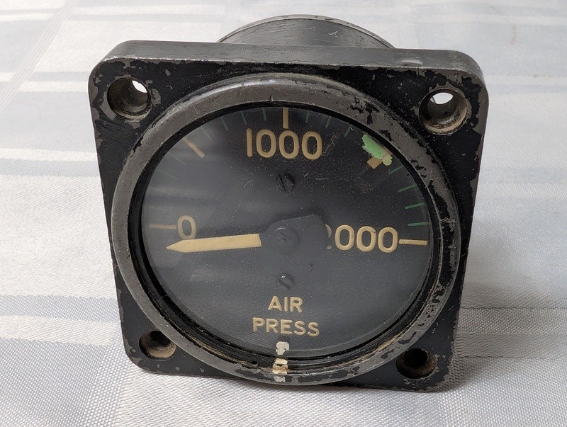Air pressure gauge with mounting flange - image 2 of 9