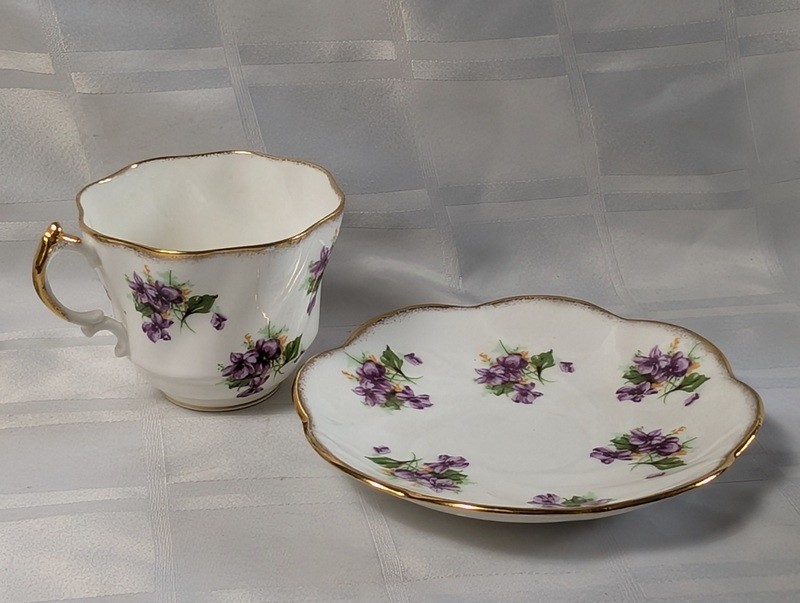 Salisbury bone china teacup set with floral mugs and scalloped plate - image 9 of 15