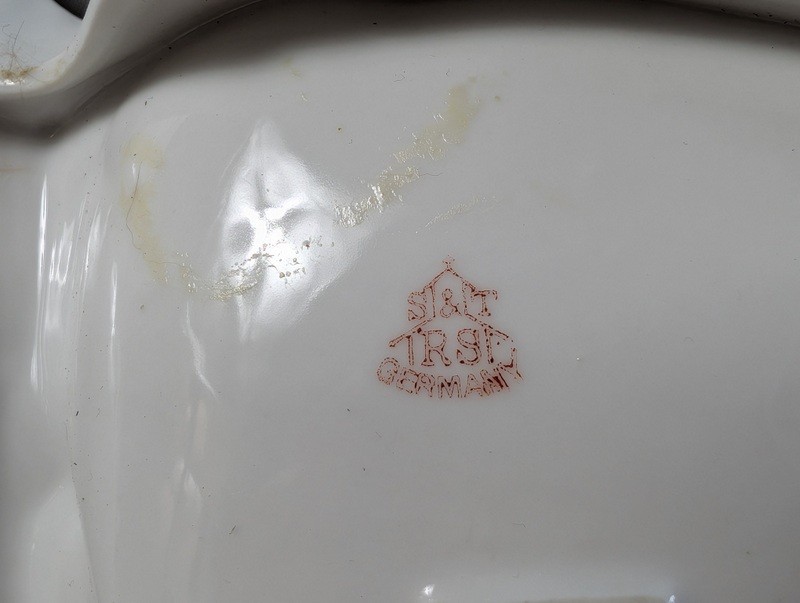 Two-section shell-shaped porcelain serving dish with floral pattern - image 13 of 15
