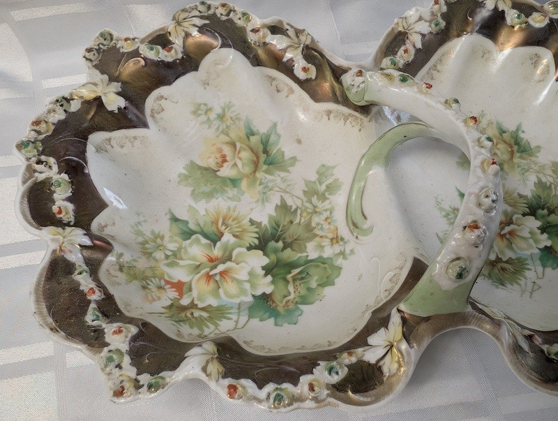 Two-section shell-shaped porcelain serving dish with floral pattern - image 9 of 15
