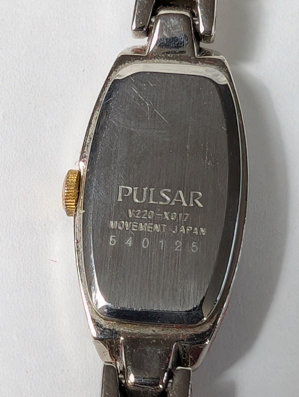 Two vintage wristwatches (Pulsar bracelet and round quartz) - image 9 of 9