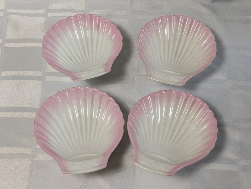 Shell-shaped porcelain dishes with pink rims - image 1 of 12