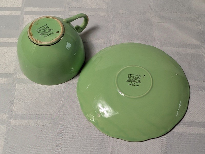 Green teacup and saucer set with gold trim - image 7 of 9