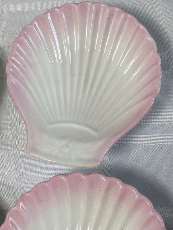 Shell-shaped porcelain dishes with pink rims - image 4 of 12