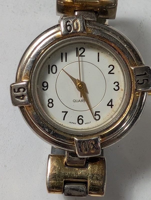Two vintage wristwatches (Pulsar bracelet and round quartz) - image 3 of 9