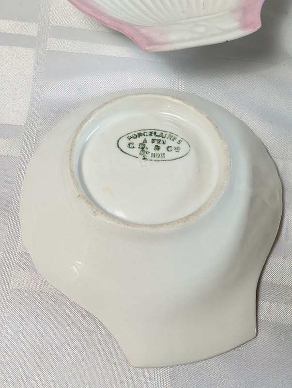 Shell-shaped porcelain dishes with pink rims - image 9 of 12