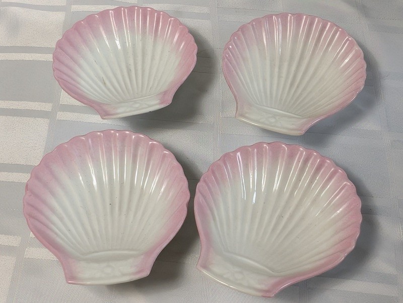 Shell-shaped porcelain dishes with pink rims - image 2 of 12