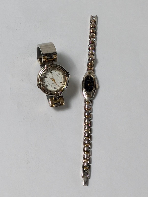 Two vintage wristwatches (Pulsar bracelet and round quartz) - image 2 of 9