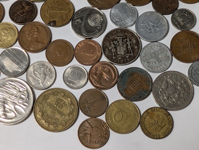 Assorted international coins including Jamaican 1975 issues - image 2 of 26