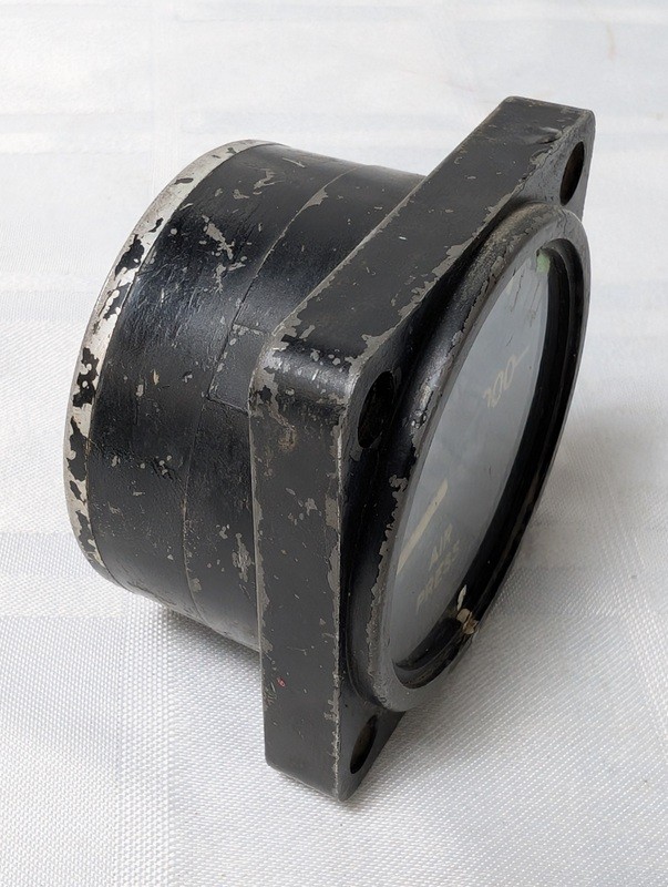 Air pressure gauge with mounting flange - image 3 of 9
