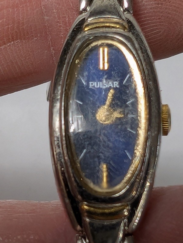 Two vintage wristwatches (Pulsar bracelet and round quartz) - image 6 of 9