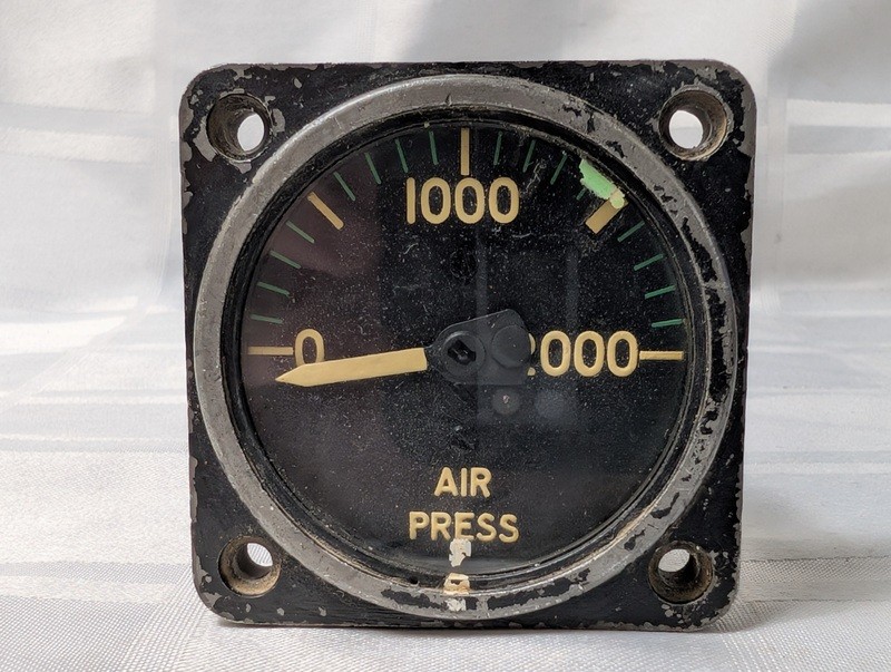Air pressure gauge with mounting flange - image 1 of 9