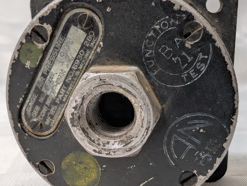 Air pressure gauge with mounting flange - image 5 of 9