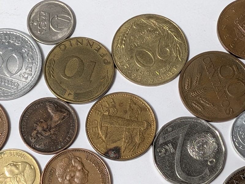 Assorted international coins including Jamaican 1975 issues - image 19 of 26
