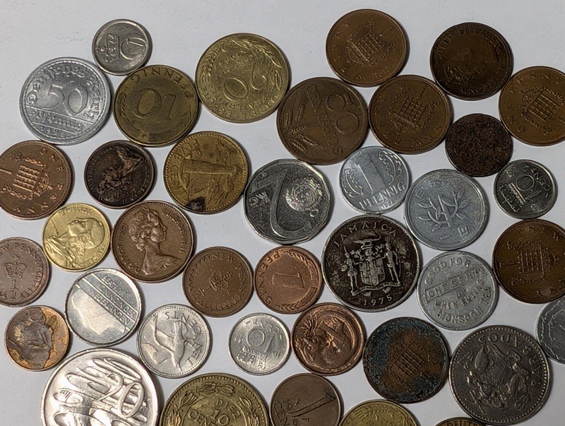 Assorted international coins including Jamaican 1975 issues - image 3 of 26