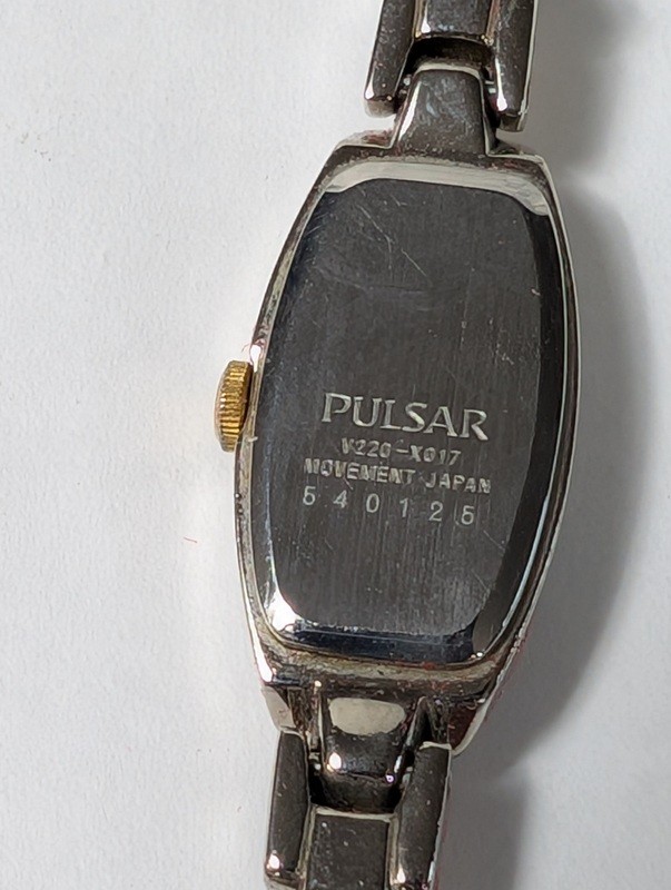Two vintage wristwatches (Pulsar bracelet and round quartz) - image 8 of 9