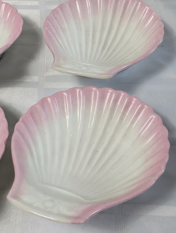 Shell-shaped porcelain dishes with pink rims - image 3 of 12