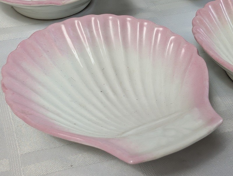 Shell-shaped porcelain dishes with pink rims - image 8 of 12