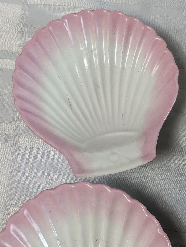 Shell-shaped porcelain dishes with pink rims - image 5 of 12
